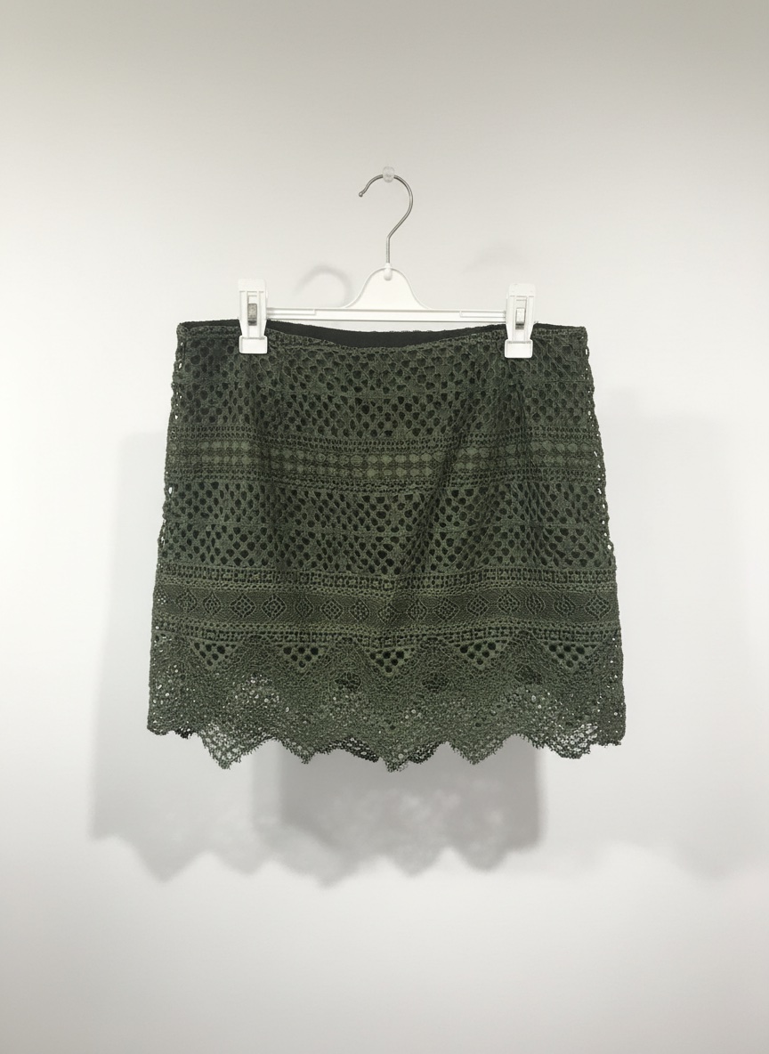 Jupe verte simple, légère et confortable. Idéale pour l’été. En bon état