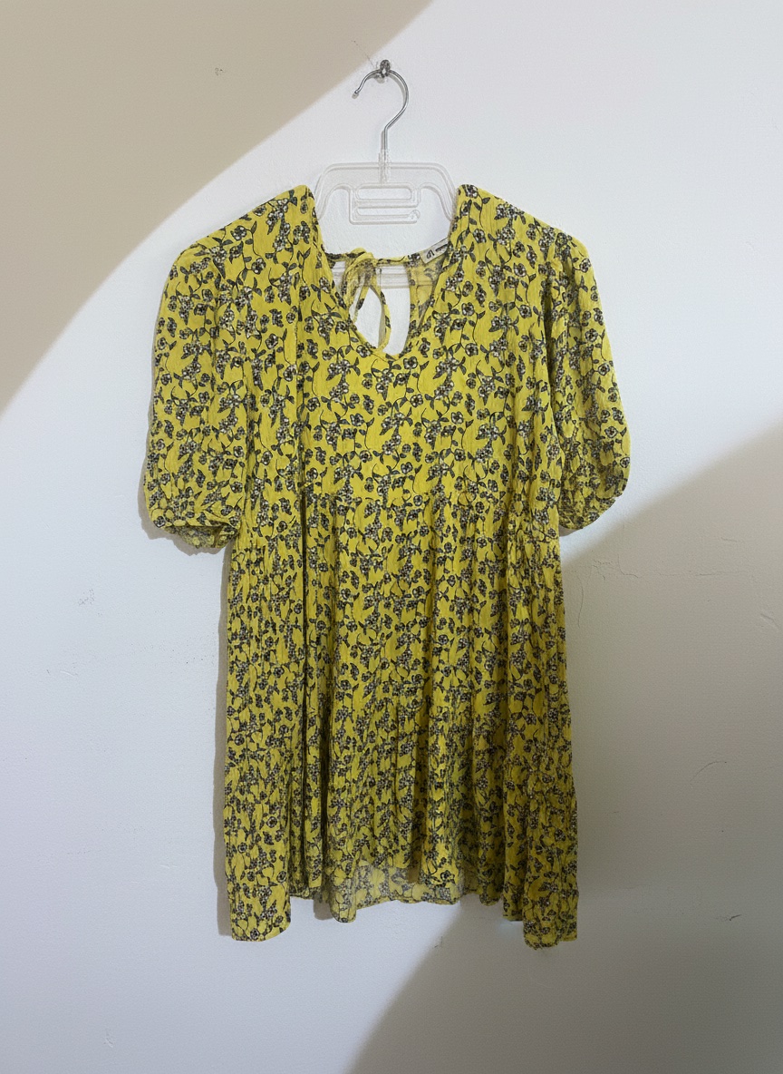 “Robe jaune d’été avec des fleurs