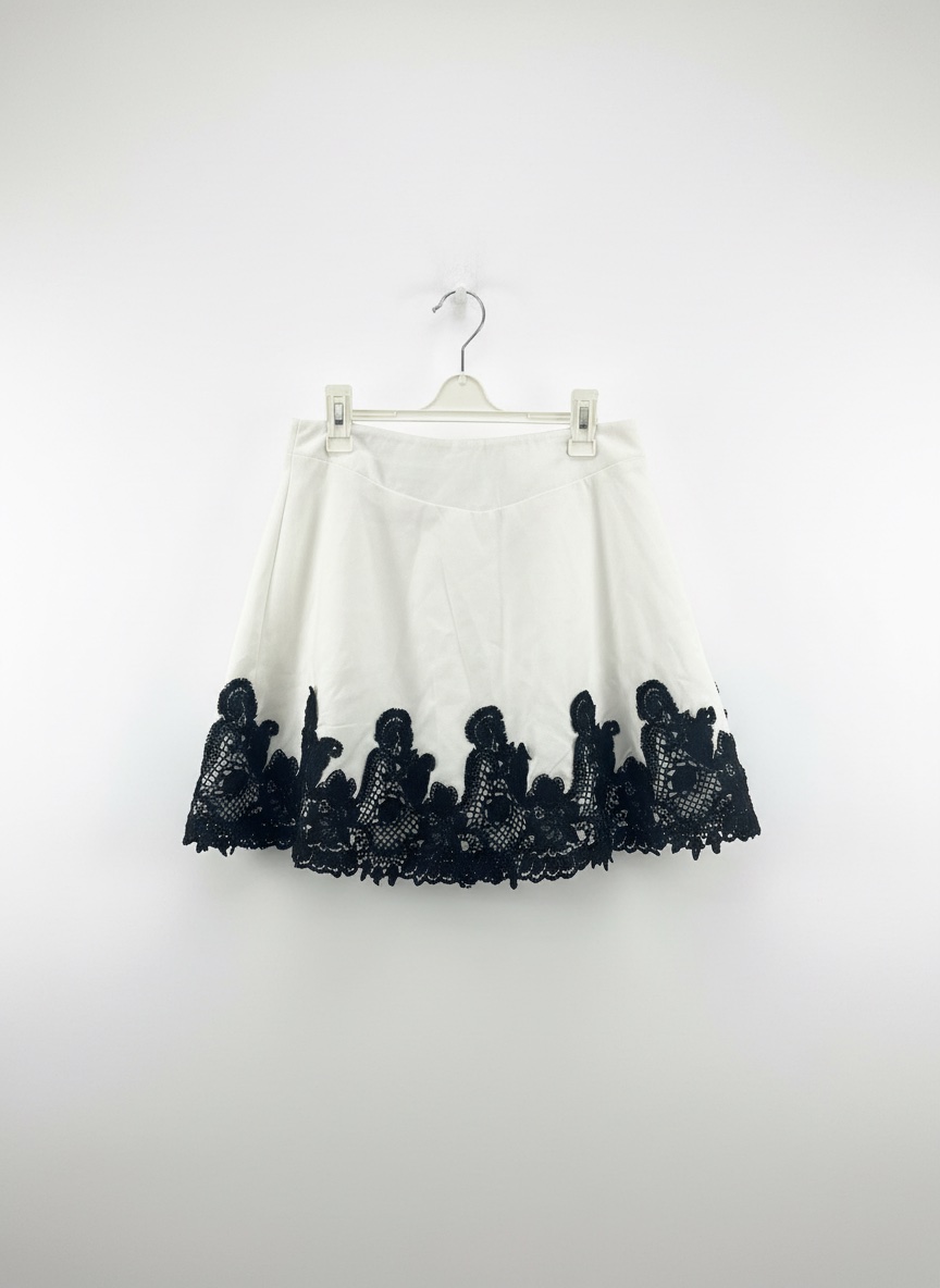 Jupe blanche avec motifs noirs.
