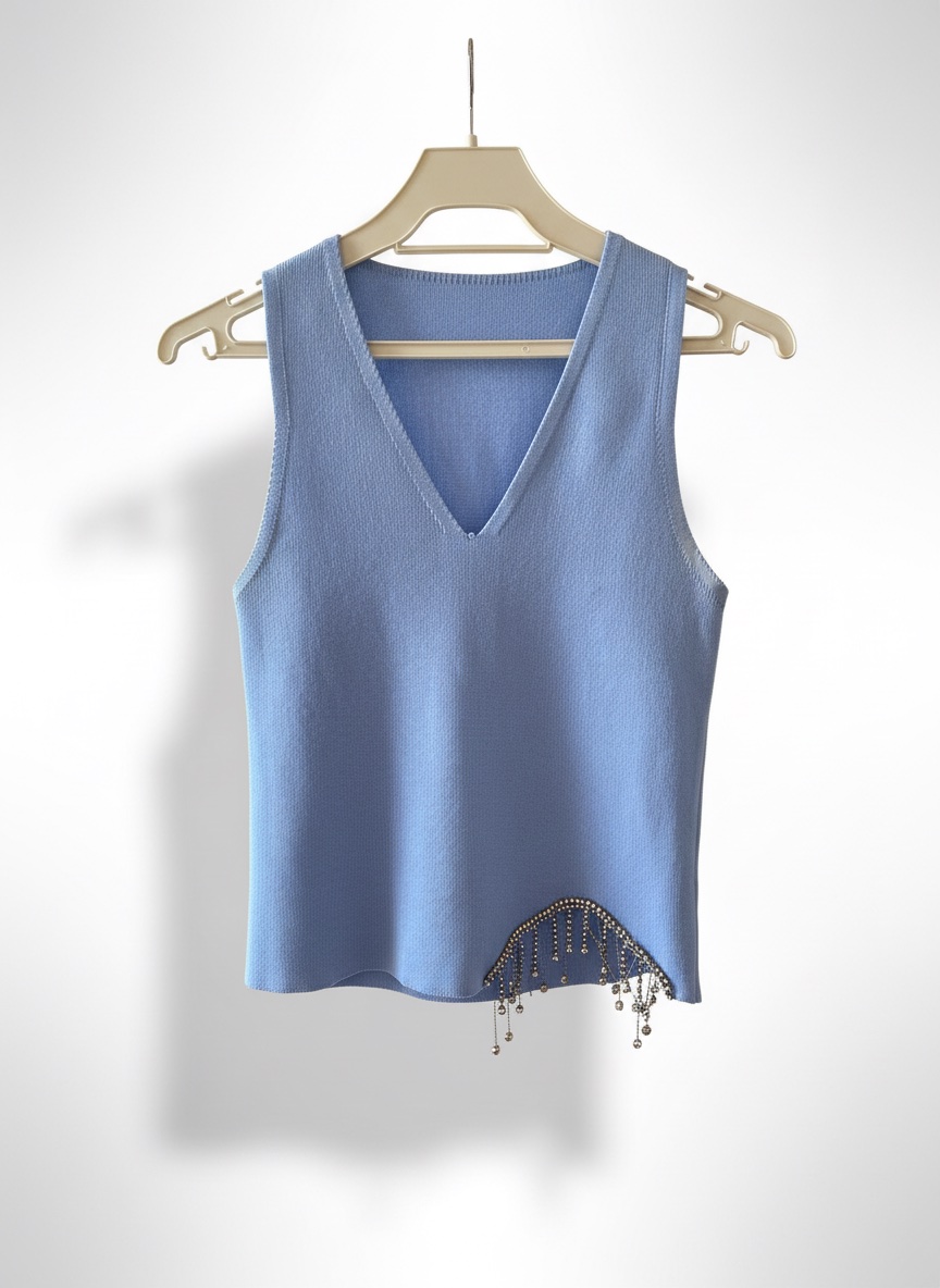     Top bleu clair avec des petites chaînes 
