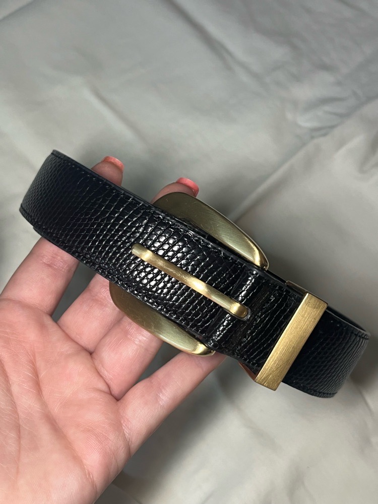 Sublimez vos tenues avec cette ceinture en cuir noir à effet texturé, parfaite pour ajouter une touche chic et raffinée à n’importe quel look