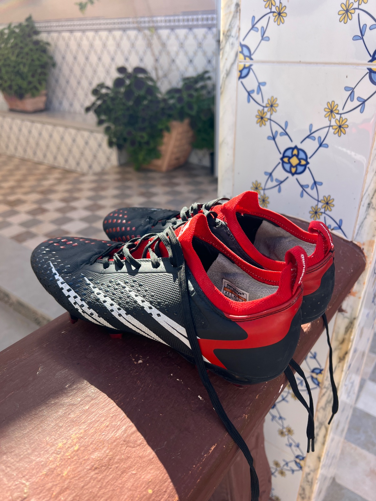 Chaussures / Crampons de Football – Noir, Rouge & Blanc
