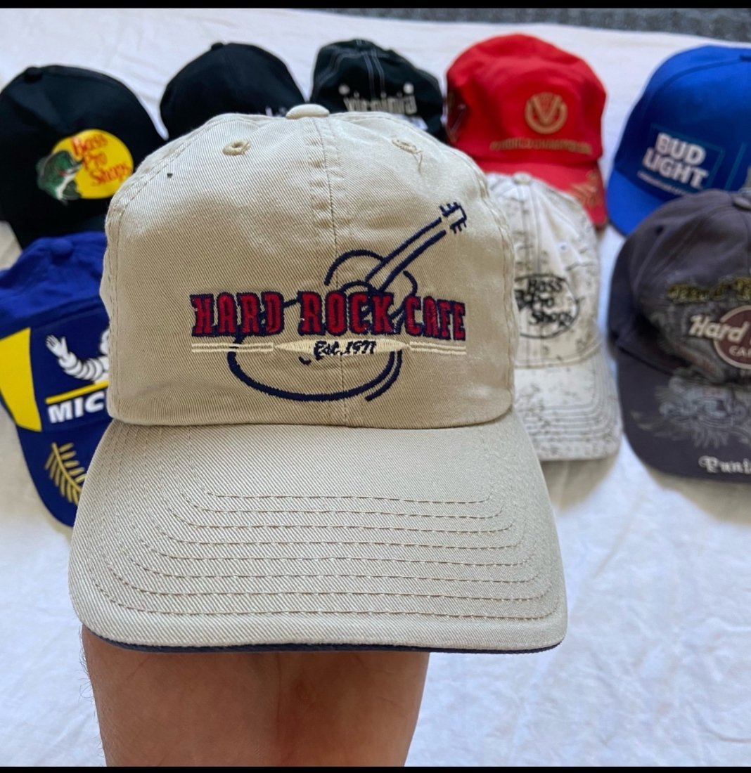 Casquette de baseball beige est un modèle brodé de la marque Hard Rock Cafe