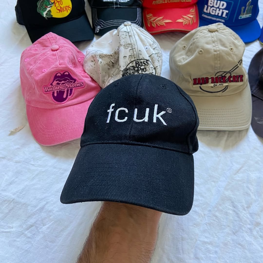 Casquette de baseball noire de la marque French Connection avec le logo blanc « fcuk »