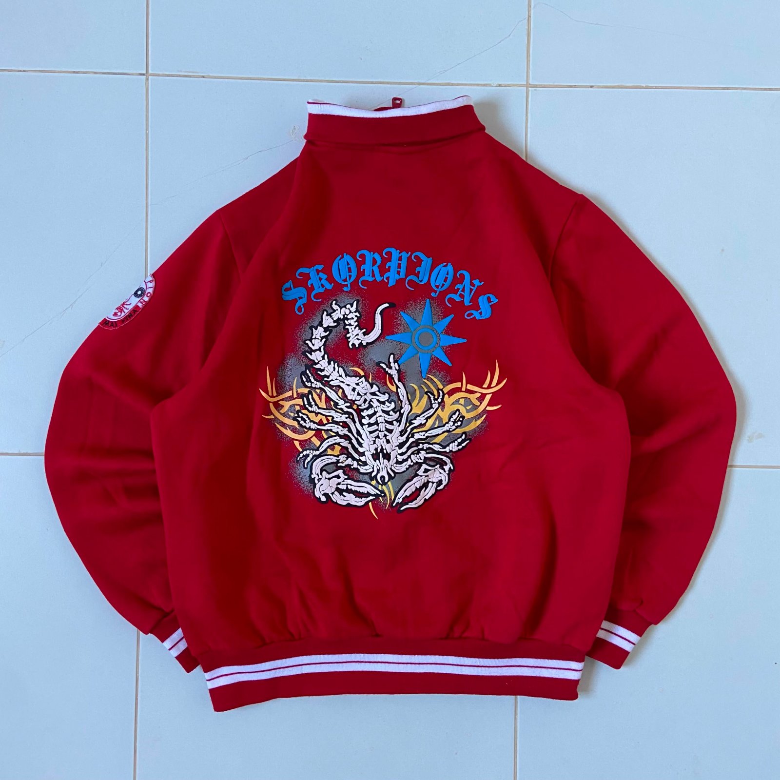 Veste teddy rouge de style universitaire (varsity / bomber)