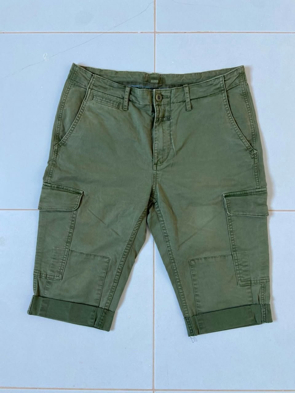Short cargo pour homme de couleur vert olive / kaki