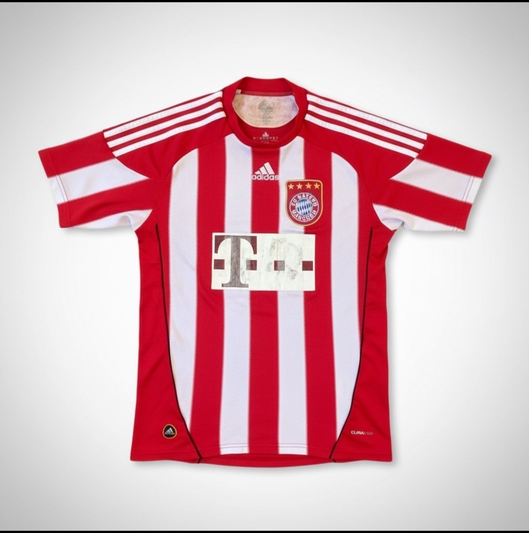 Maillot domicile de l'équipe du FC Bayern Munich pour la saison 2010-2011, fabriqué par Adidas 