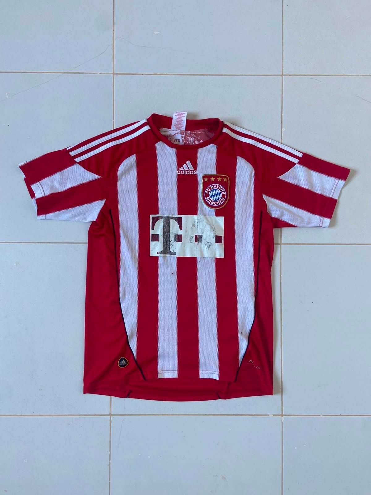 Maillot domicile de l'équipe du FC Bayern Munich pour la saison 2010-2011, fabriqué par Adidas 