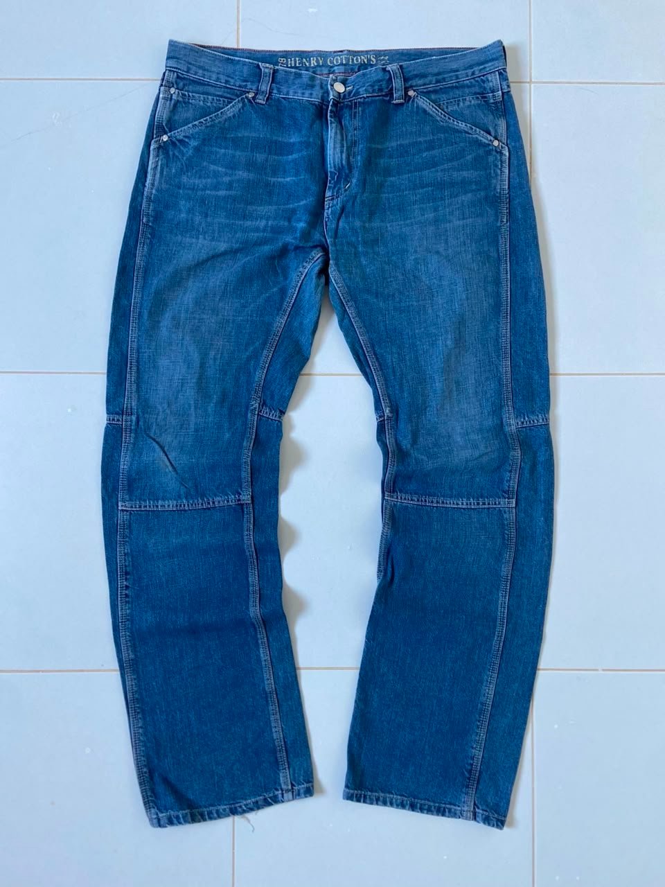 Jean en denim bleu provient de la marque Henry Cotton's