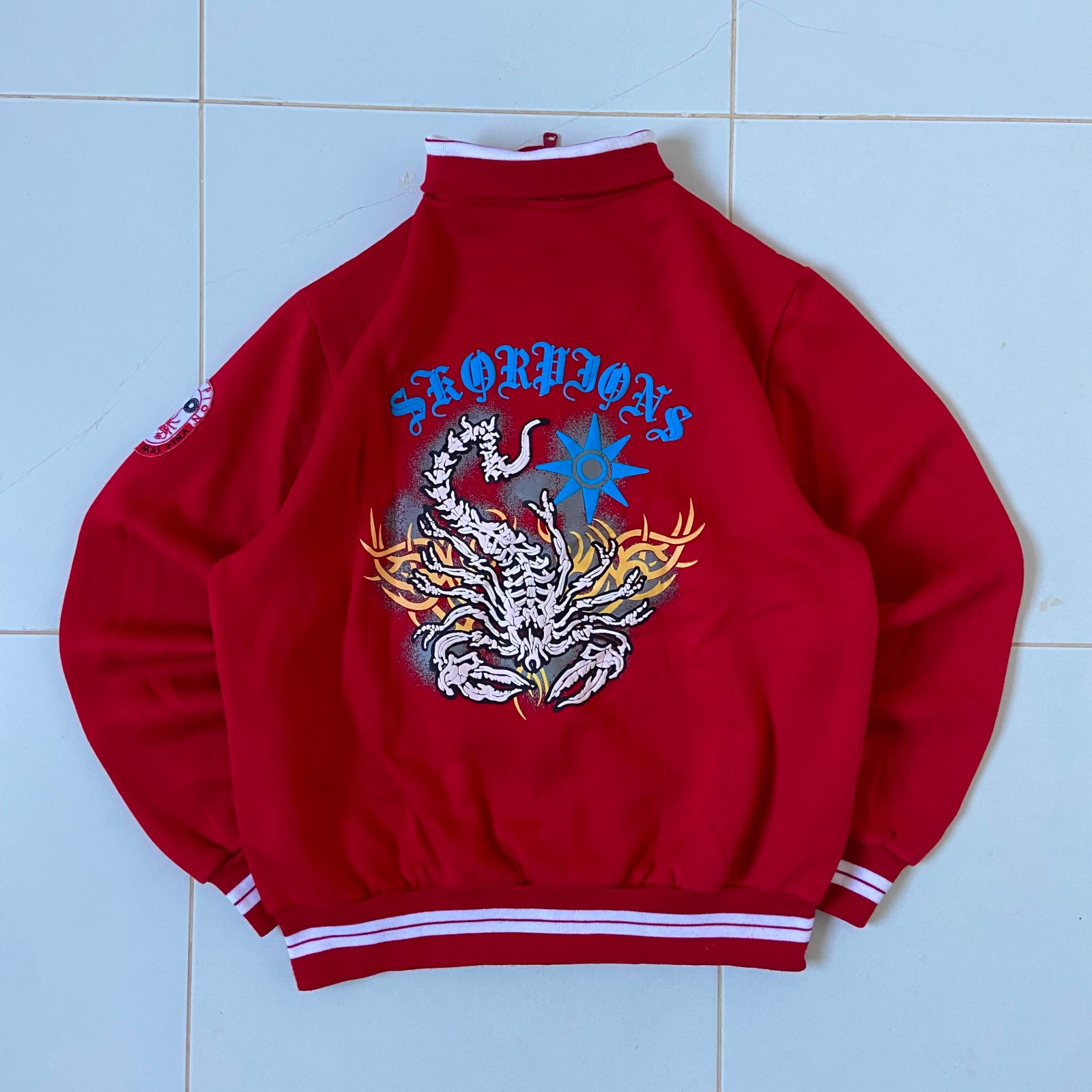 Veste de style universitaire (varsity / bomber) de couleur rouge vif
