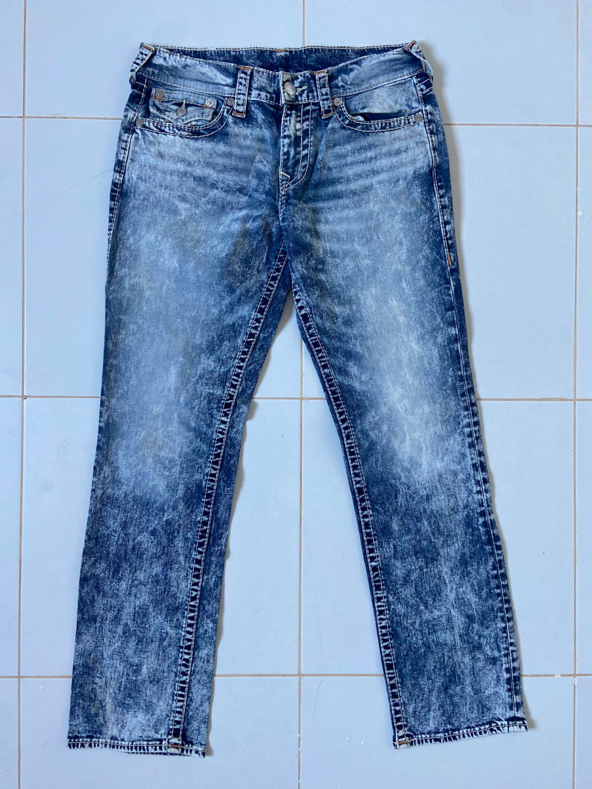 Jean de la marque True Religion, célèbre pour son style streetwear vintage du début des années 2000