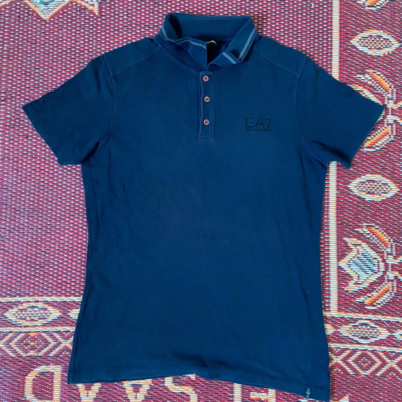 Polo bleu marine est un modèle EA7 Emporio Armani