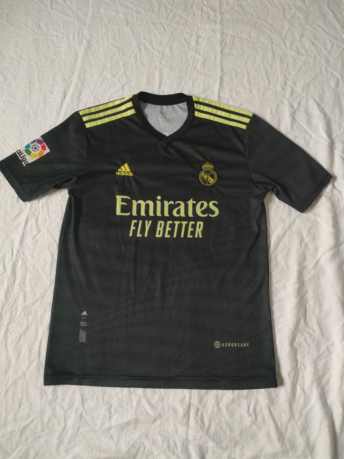 Maillot third 2022/23 du Real Madrid  Adidas en noir avec des accents jaune lime benzema taille L/M