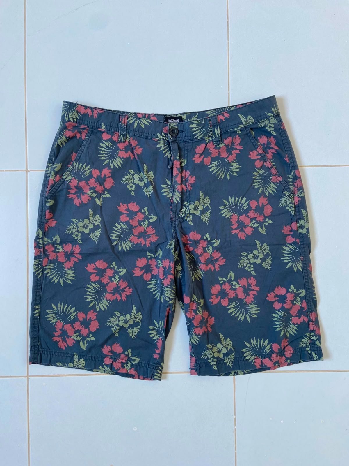 Short à motif floral tropical de la marque Buffalo David Bitton