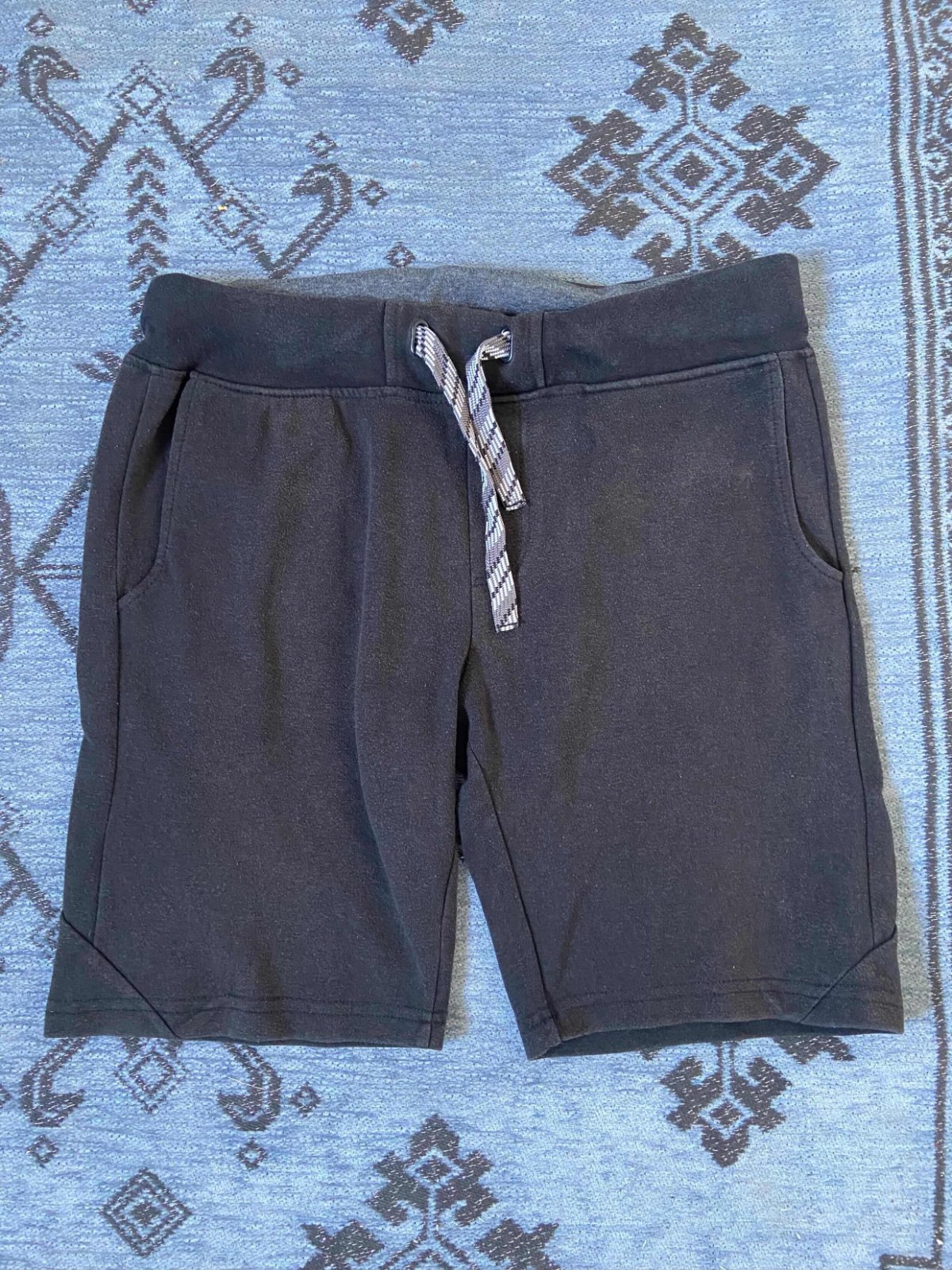 Short Ellesse noir se distingue par son écusson logo brodé sur la poche arrière