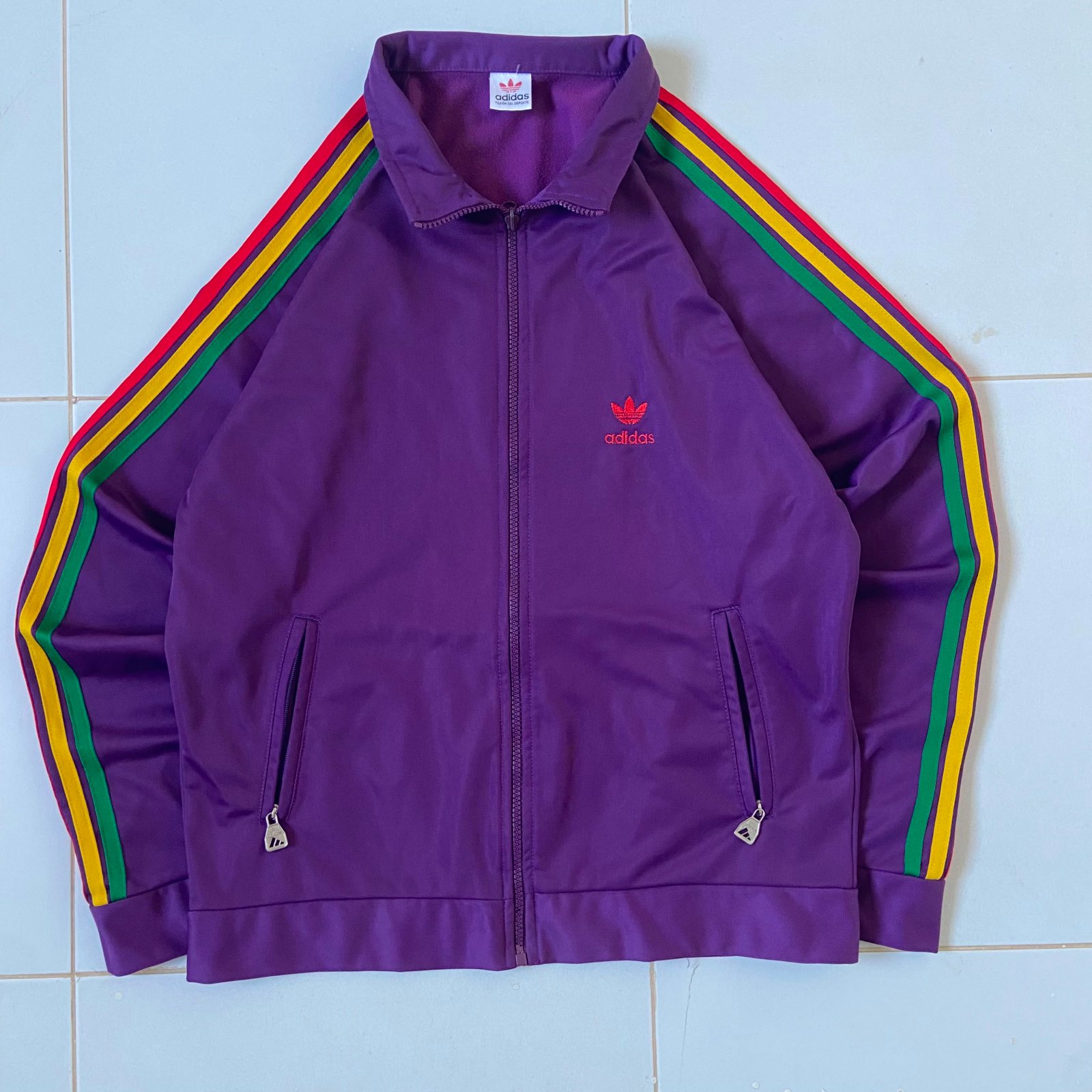 Veste de survêtement vintage Adidas de couleur violette. 