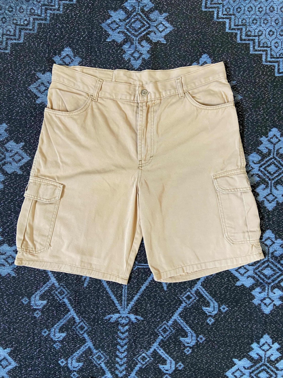 Shorts cargo pour hommes de la marque Caterpillar de couleur beige