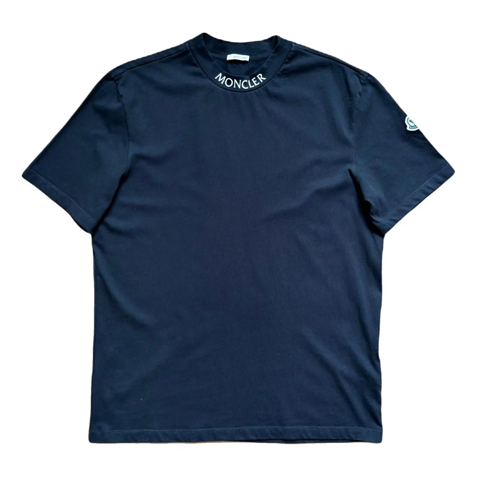 T-shirt Moncler en coton noir se distingue par un logo jacquard visible sur le col