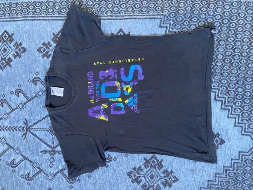 T-shirt noir à manches courtes de la marque Adidas