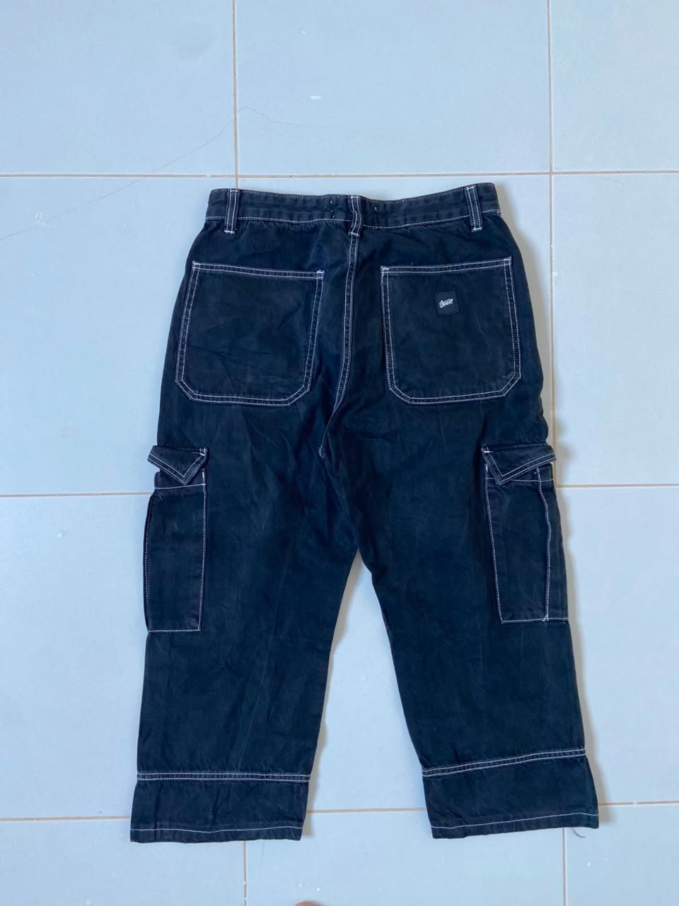 Jean cargo noir à surpiqûres blanches contrastantes de la marque Pull&Bear,