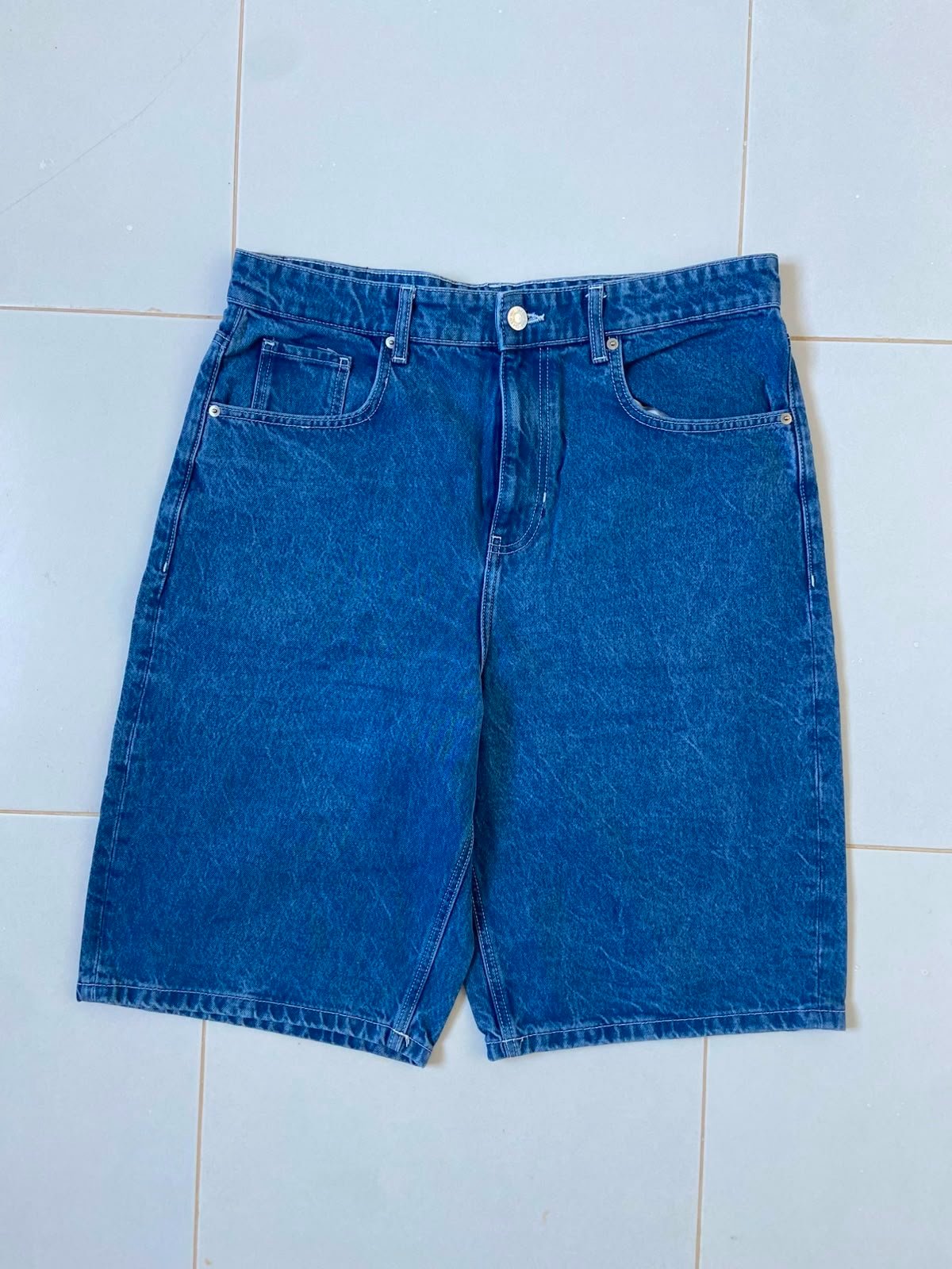 Short en jean ample (jorts) bleu moyen de style décontracté ou rétro. La marque C&A