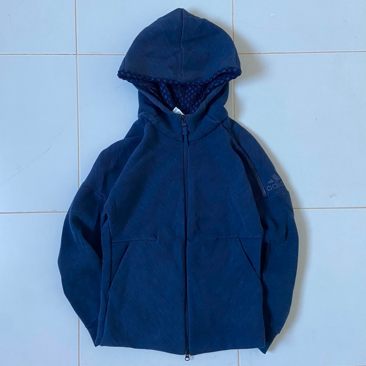 Veste à capuche entièrement zippée adidas Z.N.E. Roadtrip (Zero Negative Energy) pour femme, de couleur bleu marine