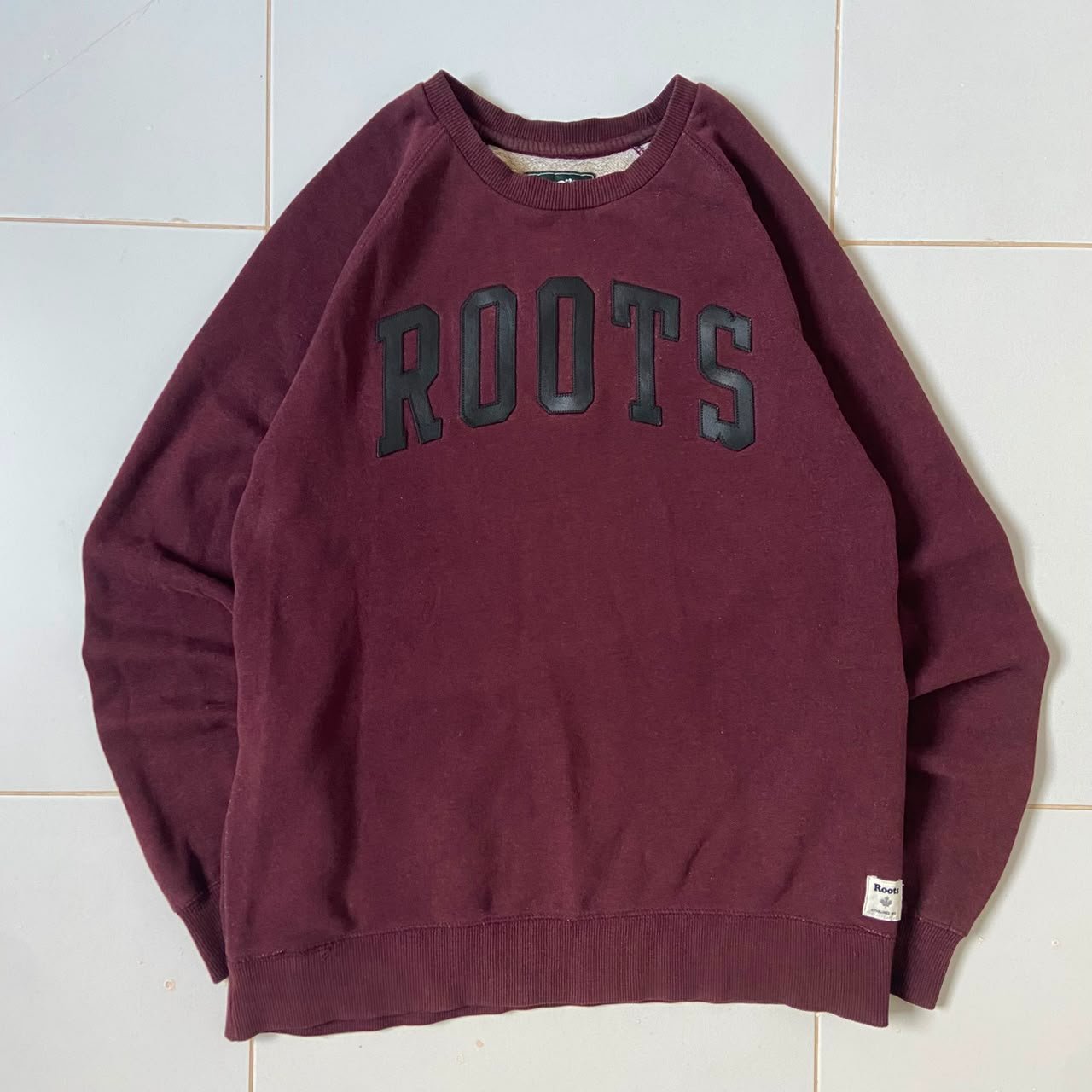 Pull vintage à col rond de la marque Roots, de couleur bordeaux (burgundy)
