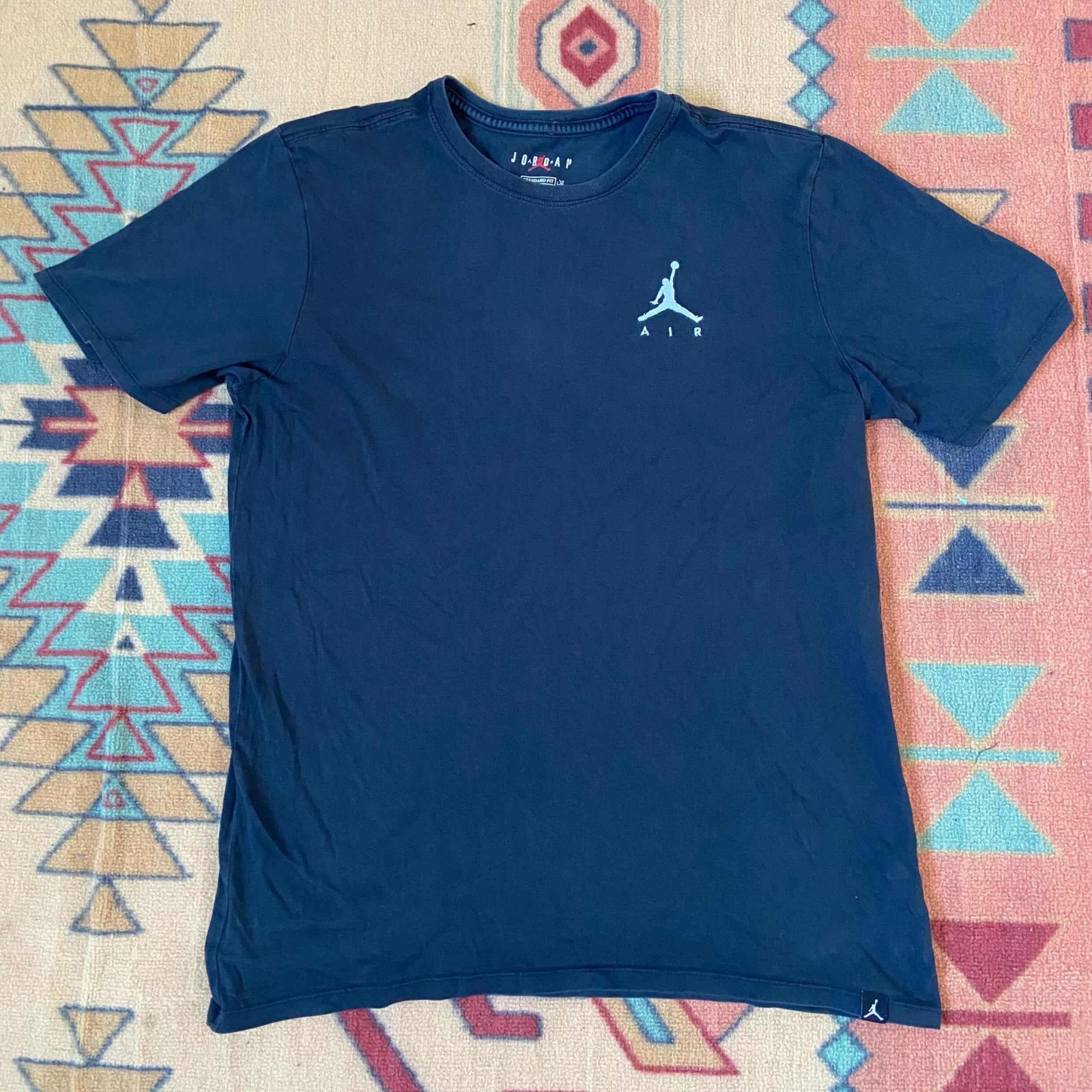 T-shirt Jordan Jumpman noir est confectionné en coton et arbore un logo Jumpman blanc brodé sur la poitrine