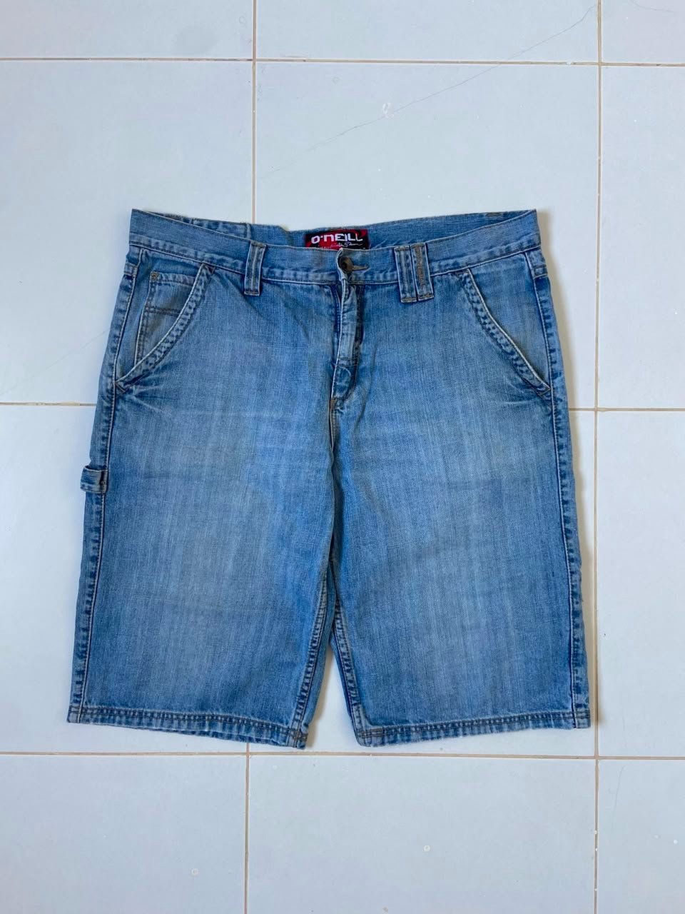 Short en jean bleu clair de style cargo/menuisier présente une étiquette de la marque O'Neill 