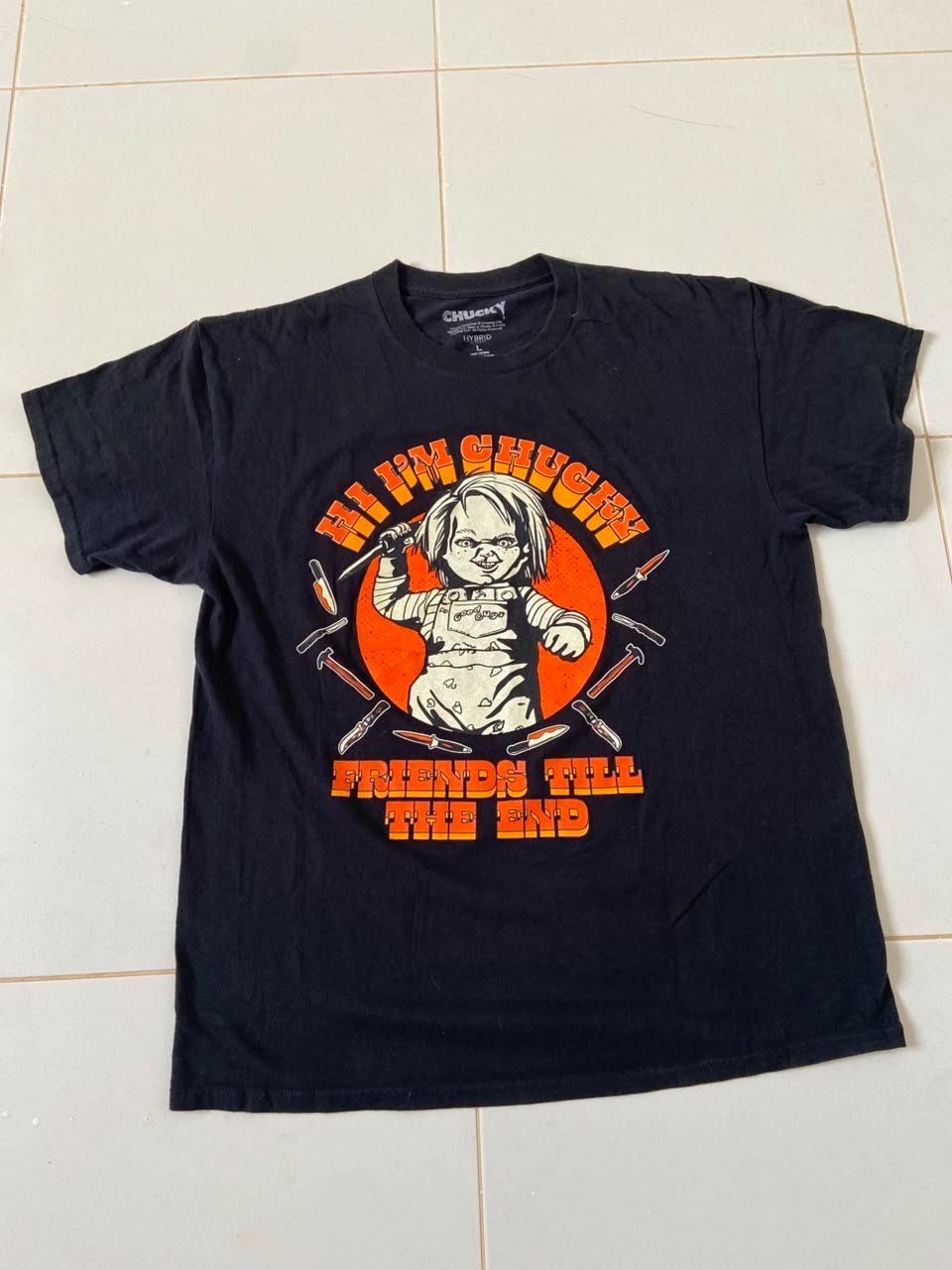 T-shirt noir Chucky de Hybrid Apparel arborant un motif graphique de la poupée sur fond orange avec l'inscription « Friends Till The End »