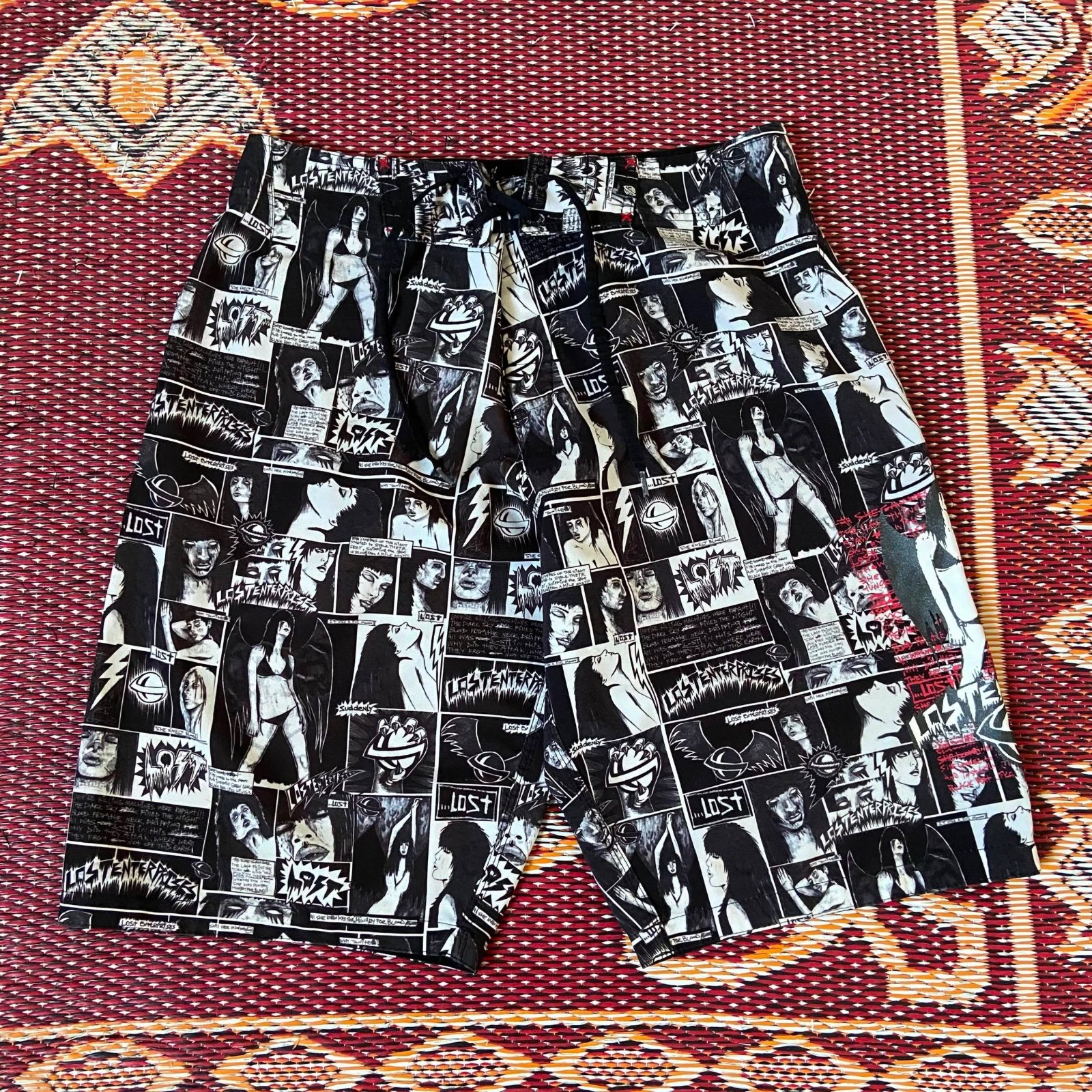 Short de Bain 'MAYHEM' par LOST - Imprimé Collage Gothique/Rock, Taille 42 Rare