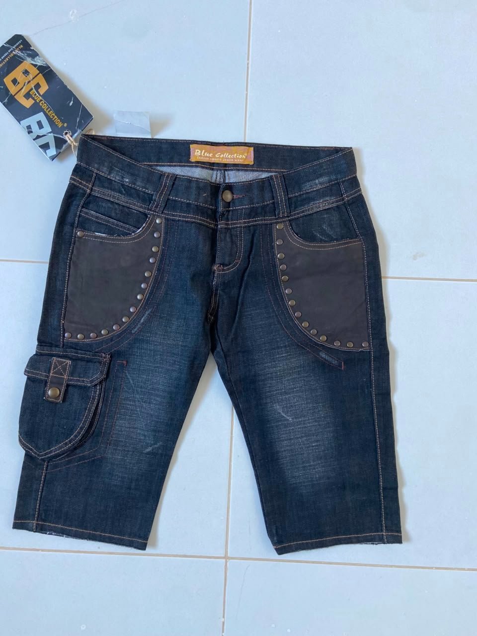 Short en jean de style bermuda ou pantacourt cargo, conçu par la marque Blue Collection