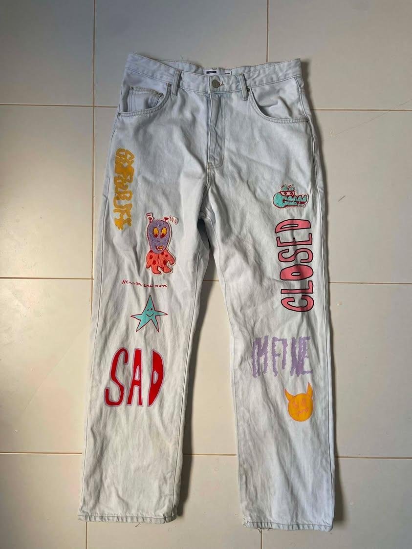 Pantalon est un jean baggy bleu clair de la marque Bershka unisexe 