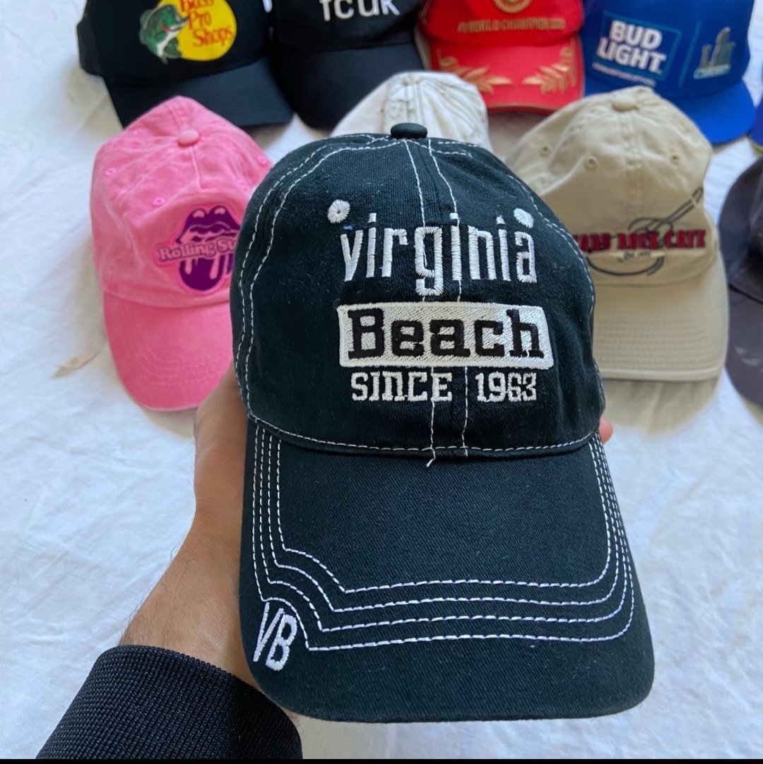 Casquette de baseball noire présente une broderie "Virginia Beach SINCE 1963" avec des détails en forme de vague
