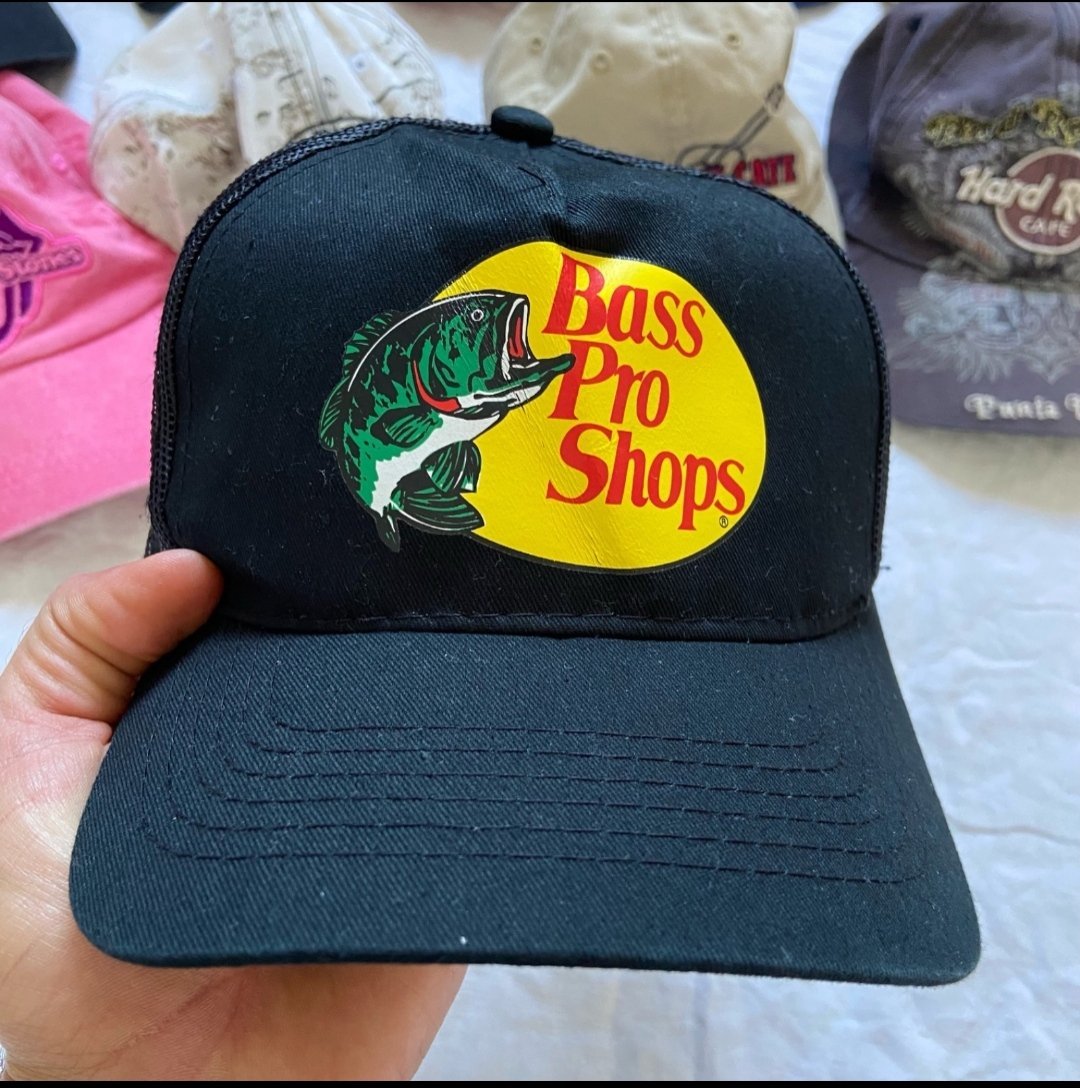 Casquette trucker en maille noire de la marque Bass Pro Shops, arborant leur logo brodé emblématique