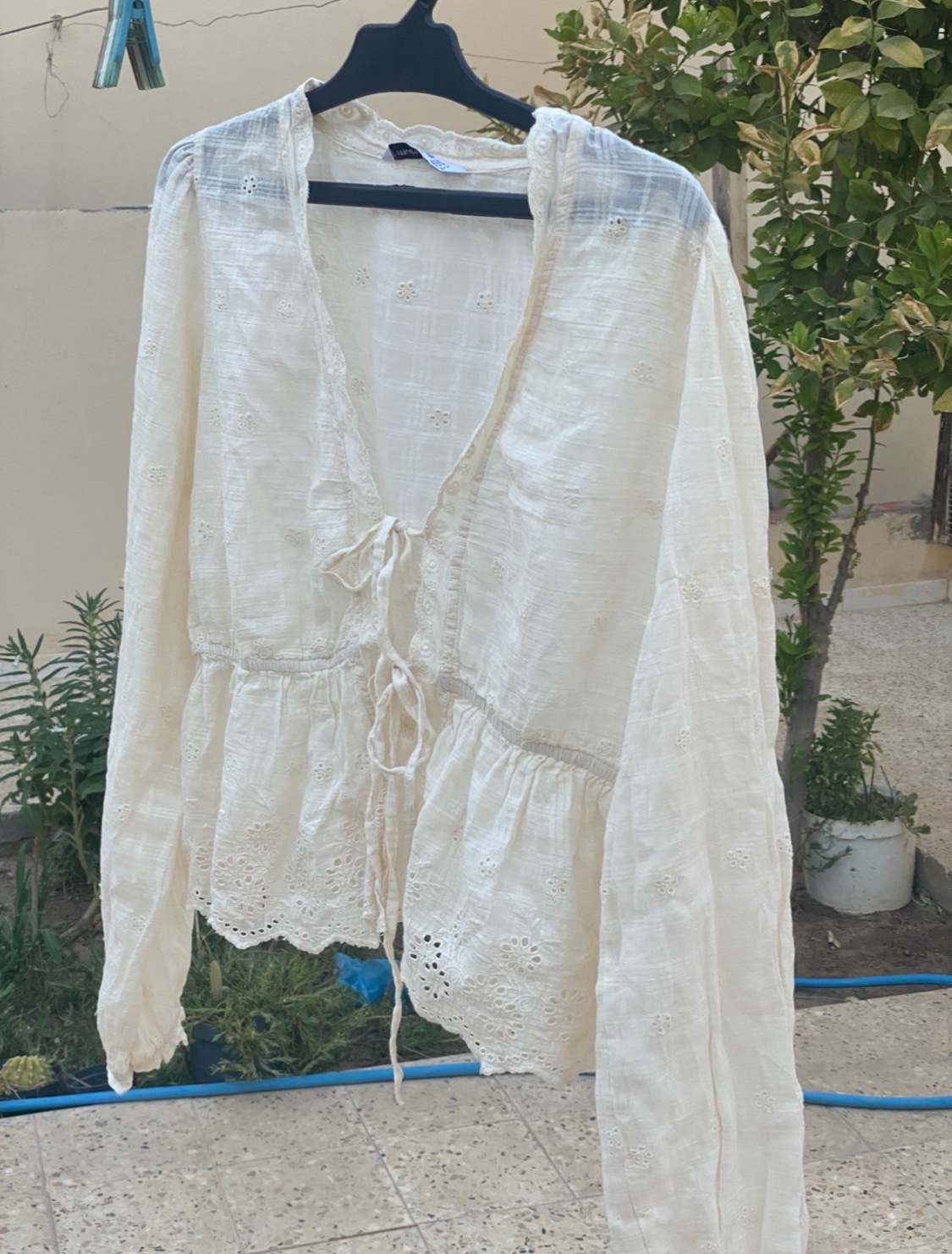 Blouse stradivarius en broderie anglaise  avec nœuds taille L M