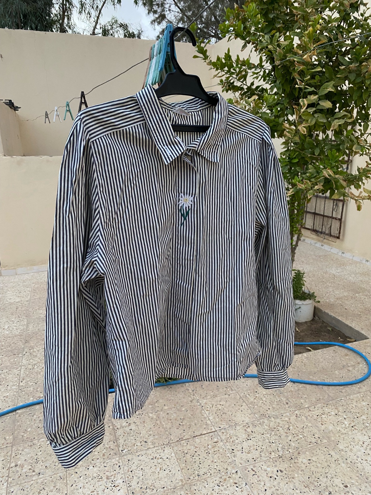 Chemise rayée avec petite broderie fleurie - Style Tendance