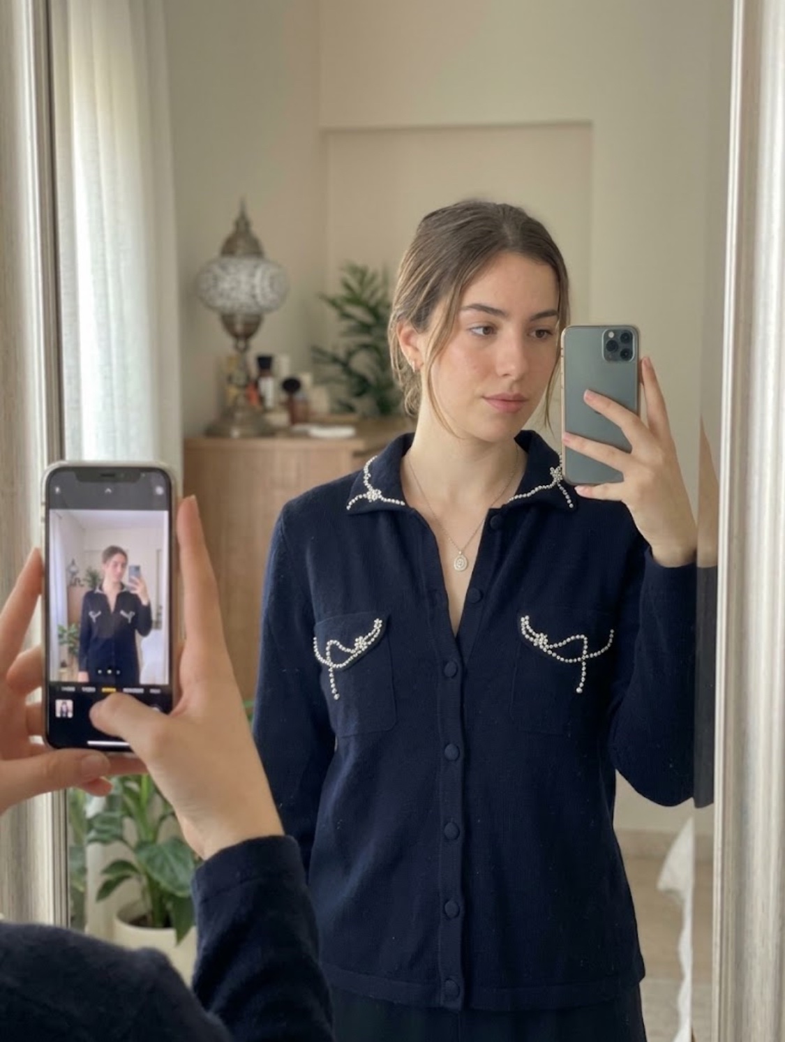 Cardigan bleu marine élégant avec détails en perles