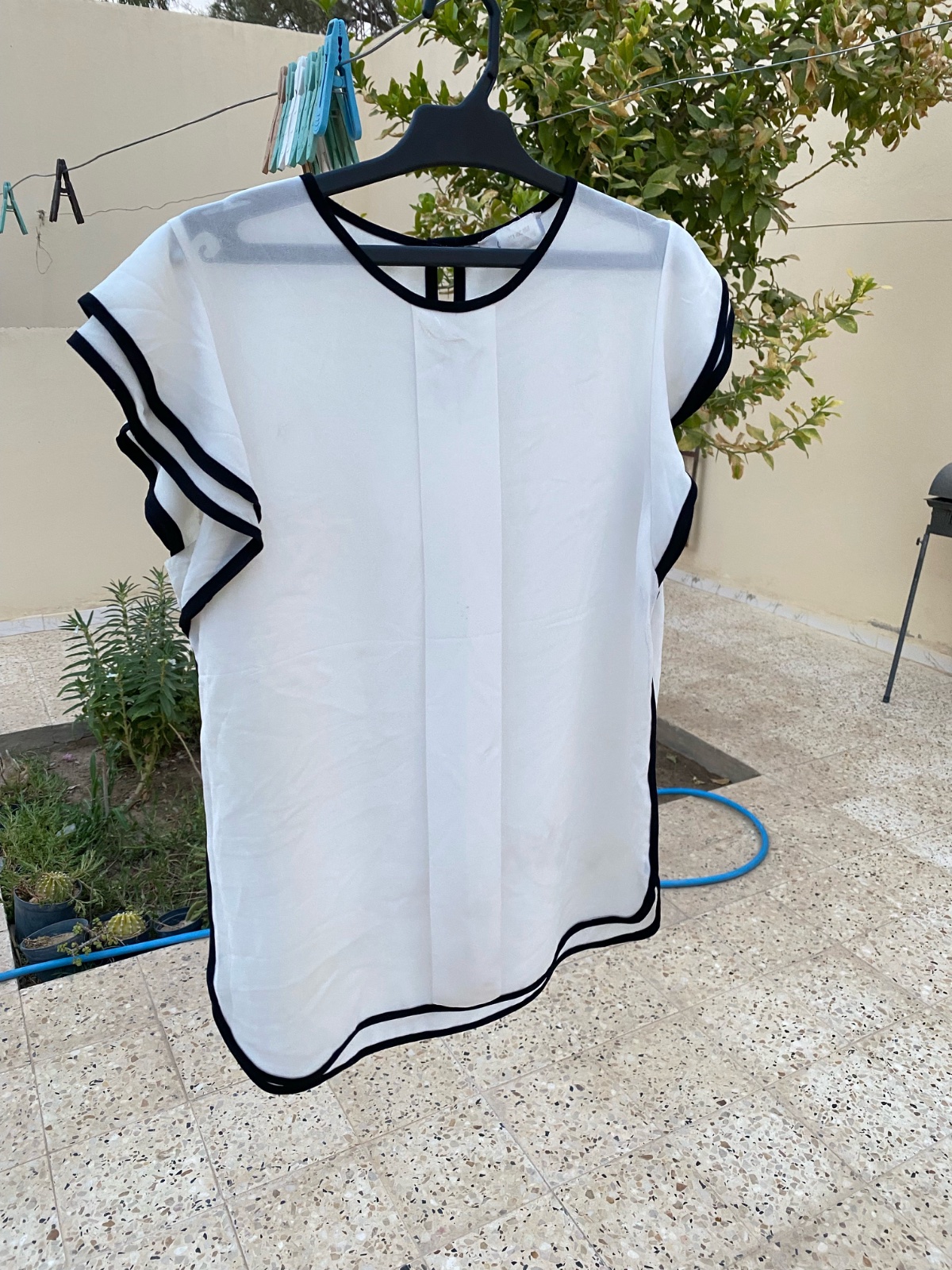Haut chic blanc & noir à volants (Très bon état)