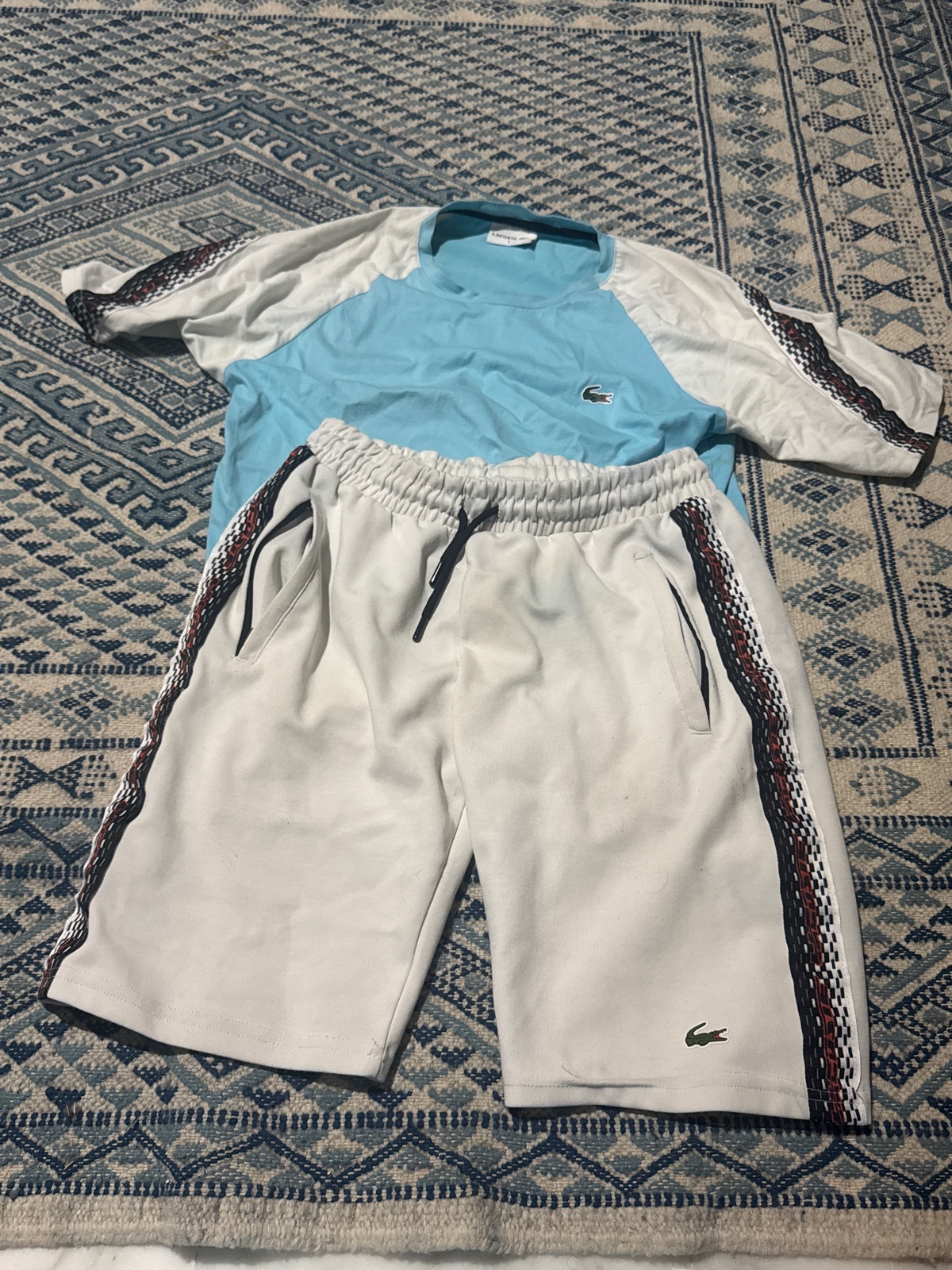 Ensemble bleu et blanc Lacoste