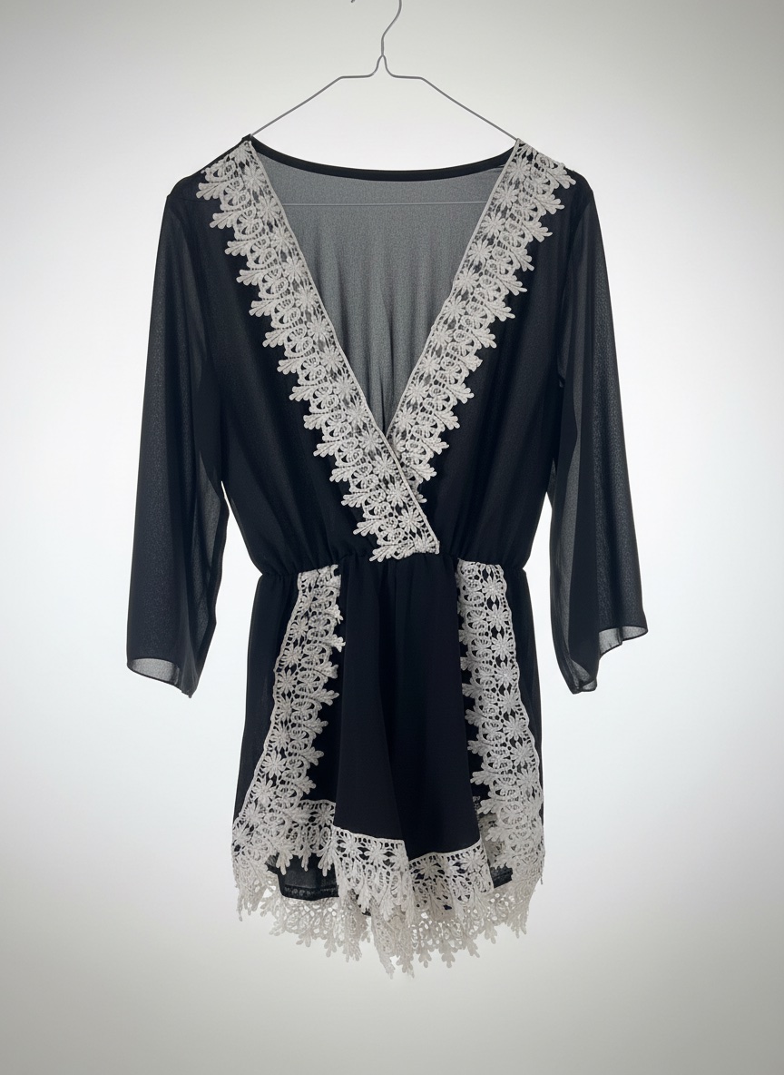 Combishort noir avec dentelle blanche pour plage