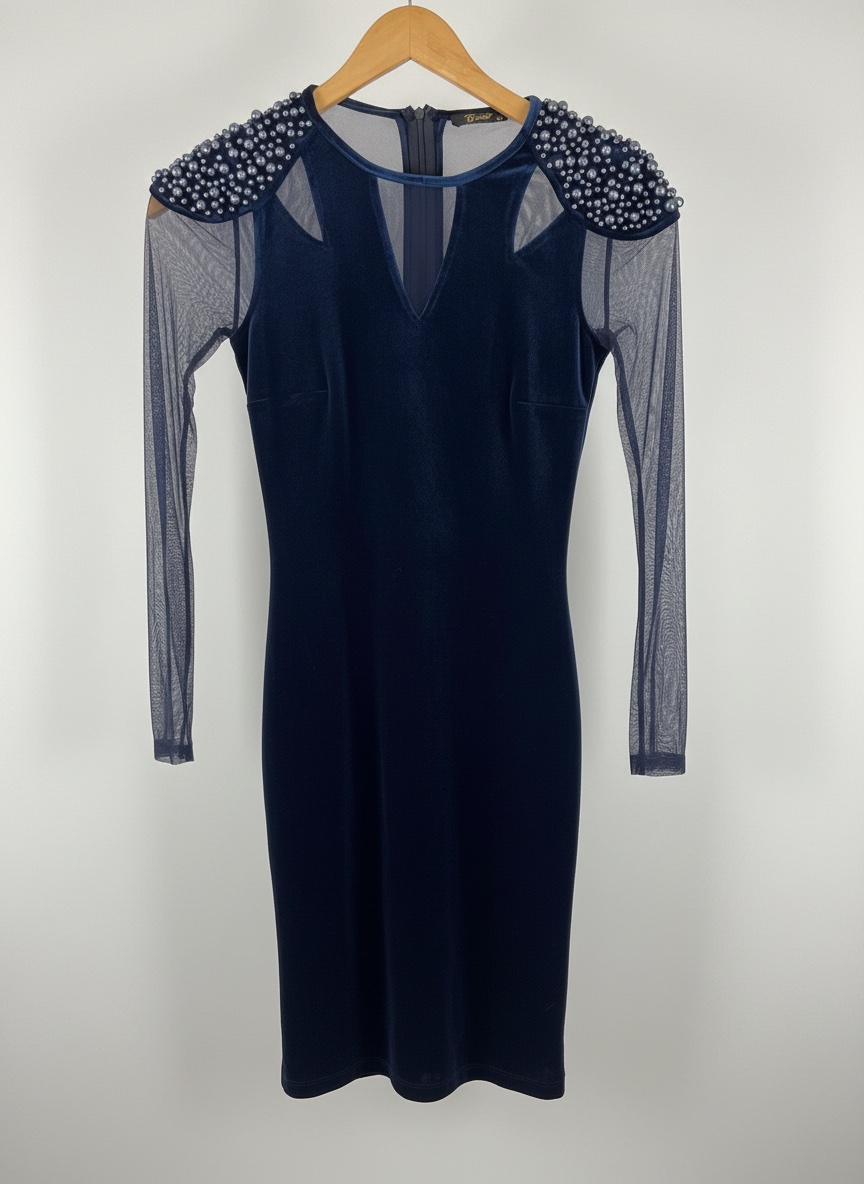 Cette robe en velours bleu est ornée de perles sur les épaules et possède des manches transparentes