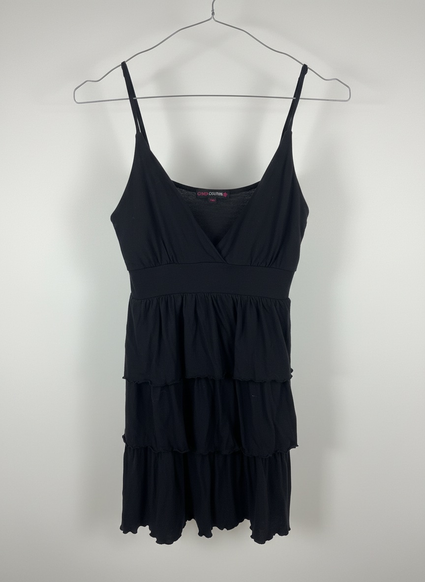 Robe noire fluide à volants superposés (Style Empire)