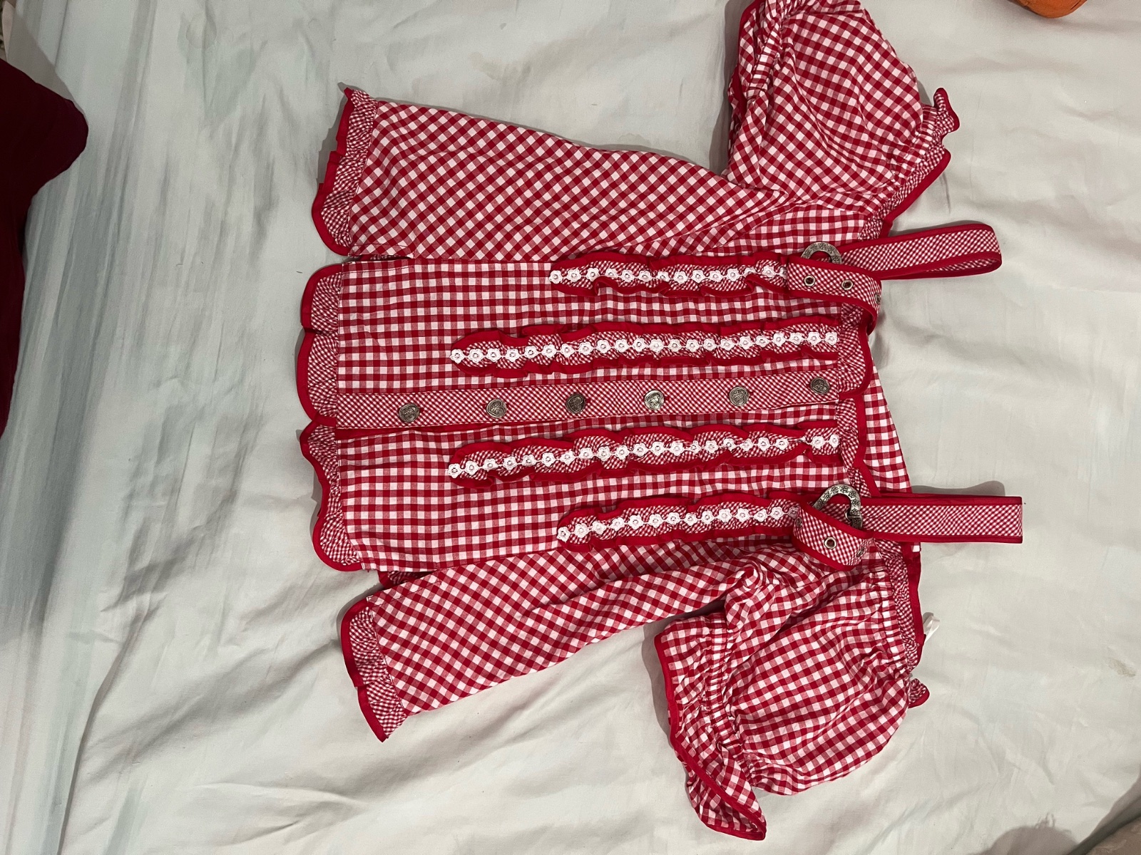 Chemise vichy rouge et blanc a plein de detaille 