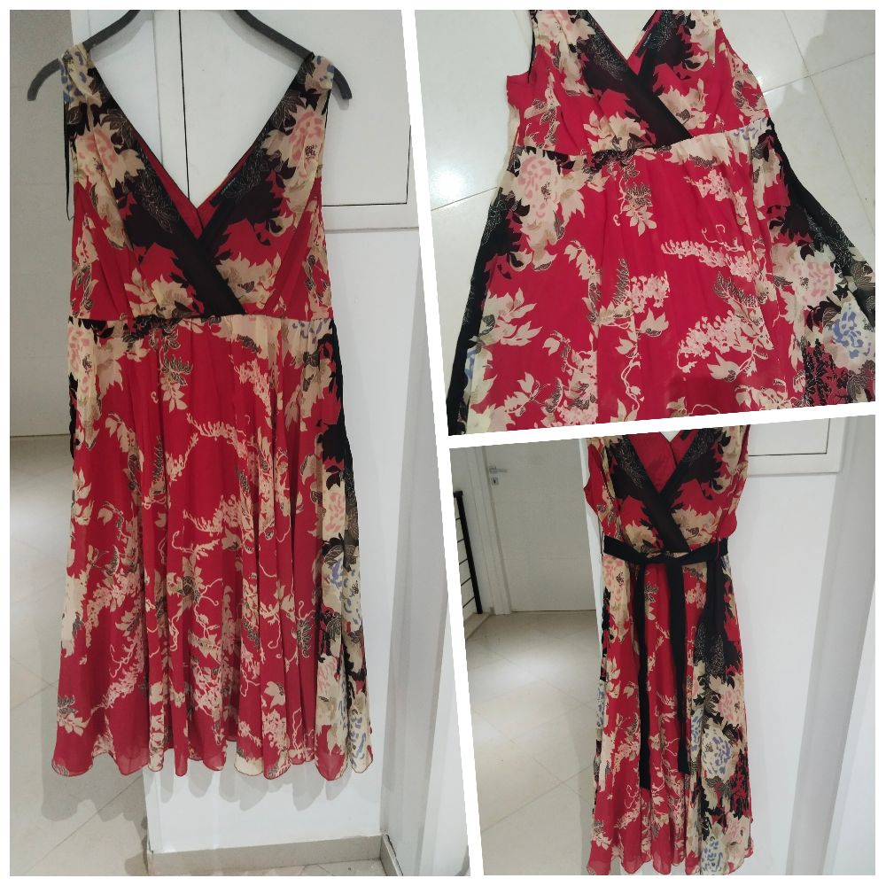 une robe midi a décolleté plongeant 
