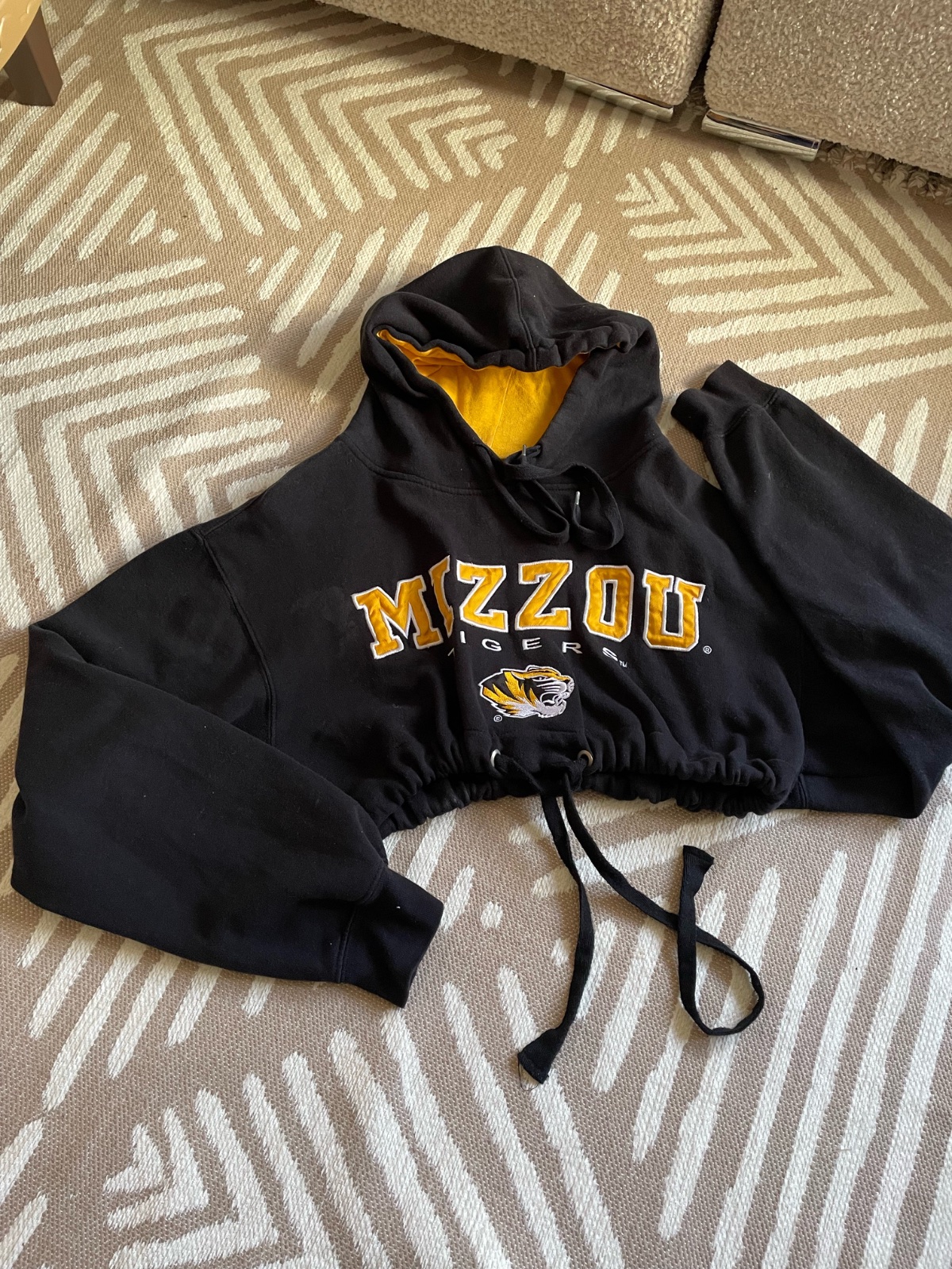 Coquette, courte sweat