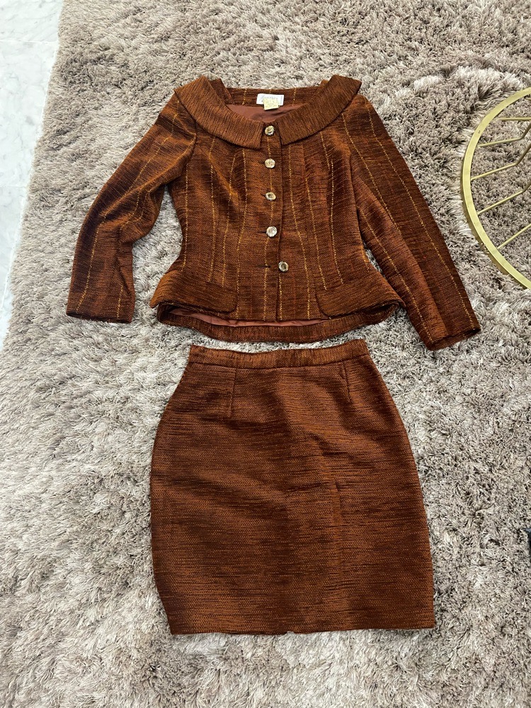 Tailleur venu de la France, taille 38