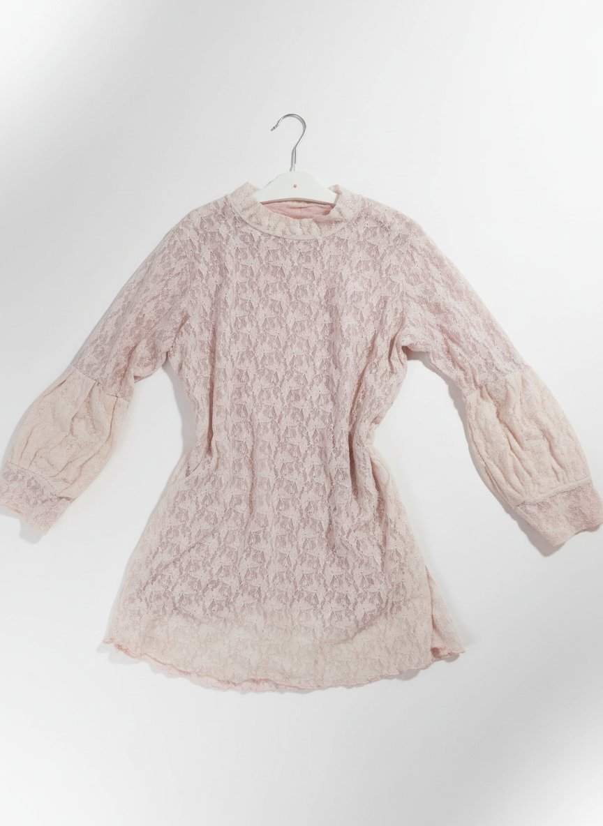 Une robe courte en dentelle .