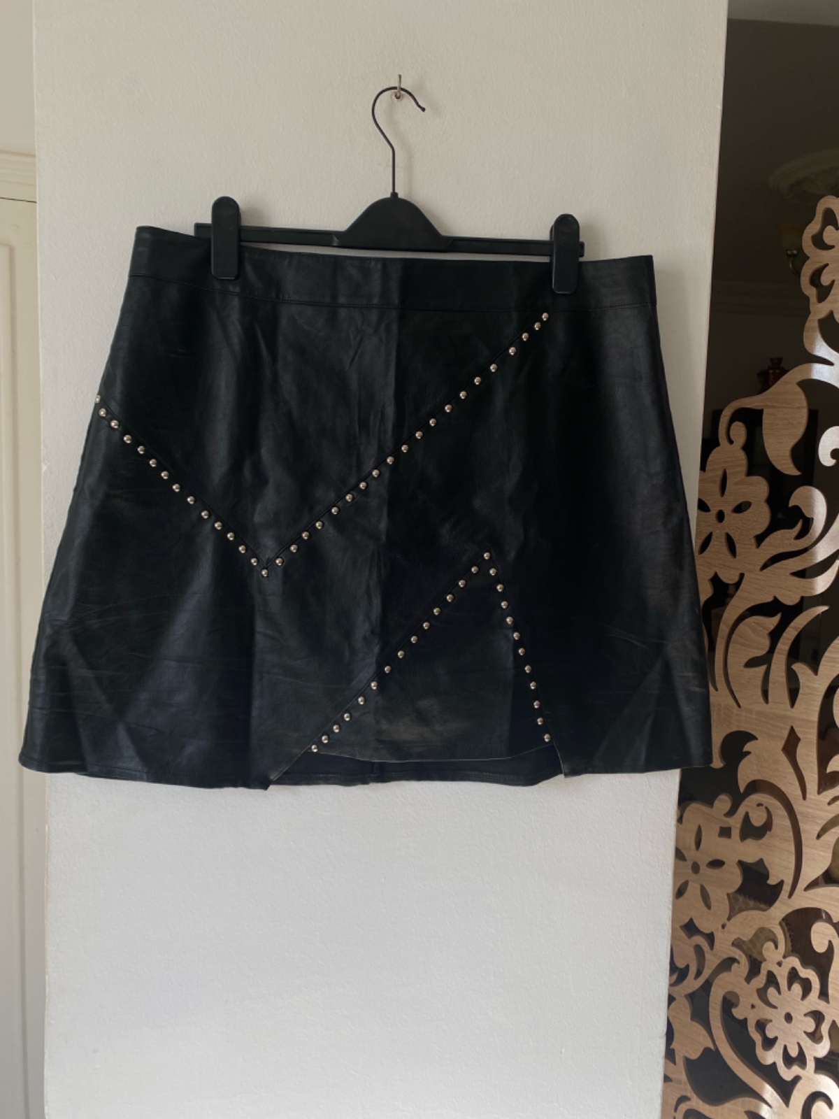 Une jupe en cuir grand taille xxxl