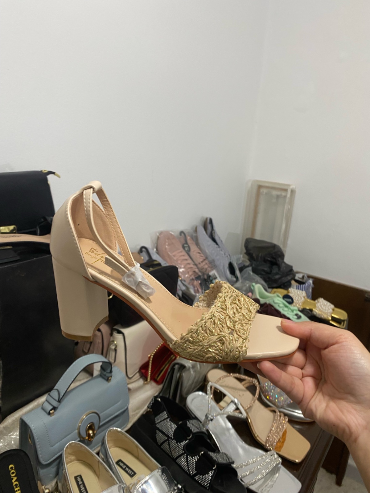 Sandales a talon beige et dore